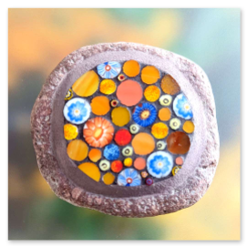 Die kleinen Kreise und Punkte auf dem Naturstein sind aus alten Porzellanscherben ausgeschnitten und als buntes Mosaik auf einem Naturstein zusammengefügt.<br />Ein kleines Kunsthandwerk, das es nur einmal gibt.