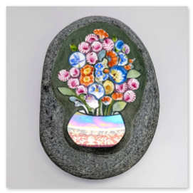 Ein entzückendes kleines Mosaik – Blüten und Blätter in einer Vase, alles aus Porzellan gearbeitet.<br />Auch die Scherben eines Meissener-Porzellan-Tellers sind dabei mit verwendet worden.<br />Es wäre schade gewesen, wenn sie im Müll gelandet wären.