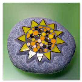 Lass die Sonne in dein Leben!<br />Du liebst die Sonne und möchtest ihre strahlende Energie in deinem Zuhause um dich haben?<br />Dann ist dieses kleine Sonnen-Mosaik auf dem Stein das perfekte Accessoire für dich!<br />Liegt der Stein auf deinem Schreibtisch, beschwert er nicht nur deine Zettelsammlung, sondern bereitet auch gute Laune.