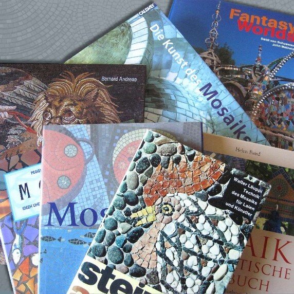 Wissen aneignen und sich ein Buch über Mosaik kaufen