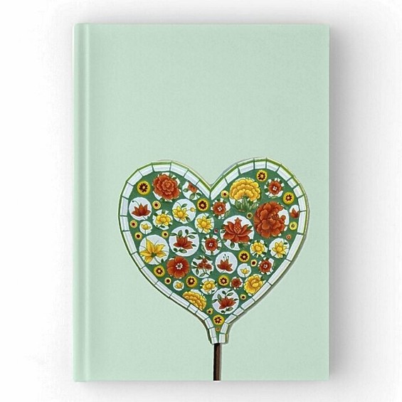 Notizbuch mit einem Herz aus Blumen