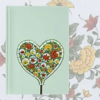 Notizbuch mit einem Herz aus Blumen